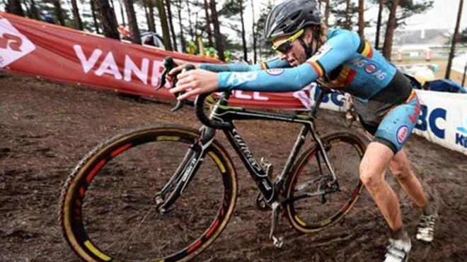 Van den Driessche dự thi ở nội dung U23 dành cho nữ. Ảnh: BBC.