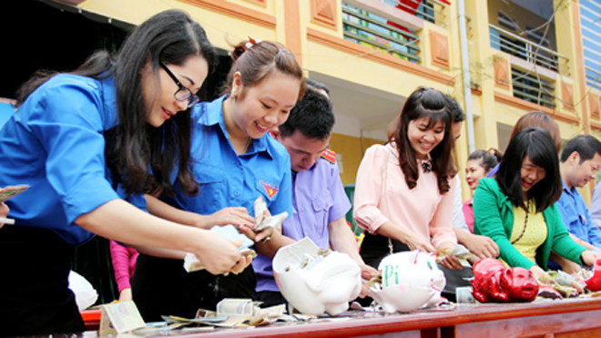 Các chi đoàn trực thuộc Đoàn Khối các cơ quan tỉnh tiến hành mổ heo đất.