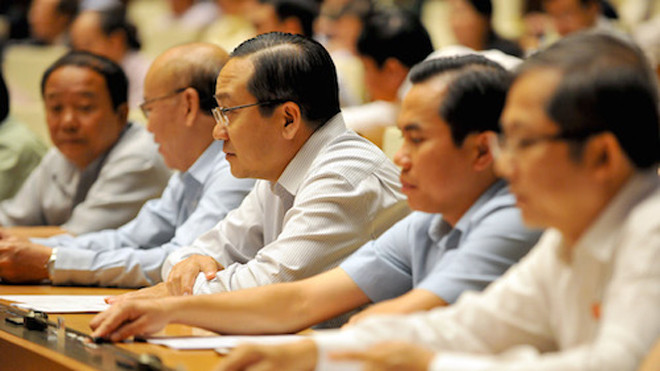 Đại biểu bấm nút thông qua các nội dung ở phiên họp sáng 5/4. Ảnh: Giang Huy