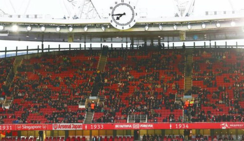 Rất nhiều ghế trống tại Emirates tối 21/4. Ảnh: AFP.