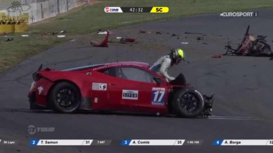 Siêu xe nát đầu ở tốc độ 230km/h