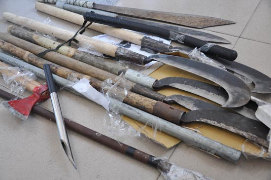 Hung khí công an thu giữ của hai nhóm giang hồ.