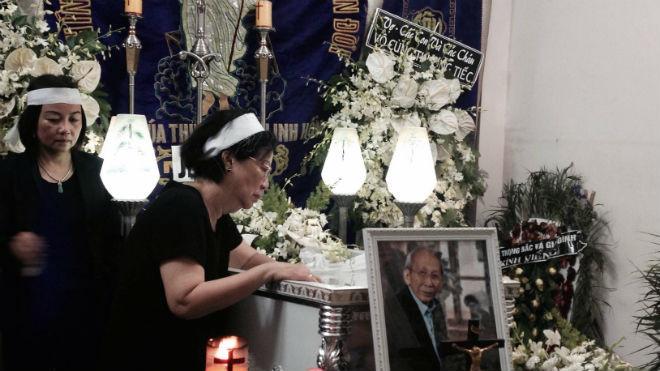 Vợ nhạc sĩ Nguyễn Ánh 9 nhìn mặt ông lần cuối. Những ngày qua, dù tâm trạng đau buồn nhưng bà vẫn rất tỉnh táo để có thể lo trọn vẹn cho ông những phút cuối đời.