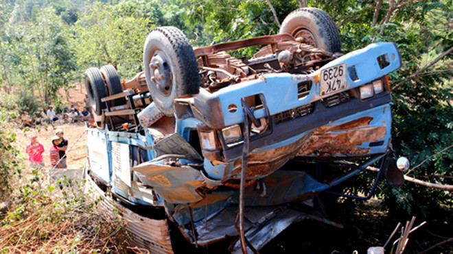 Ôtô tải lật ngửa khi lao xuống suối. Ảnh: Kh.Uyên