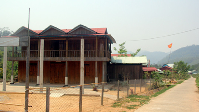 Ngay đầu thôn 2 là ngôi nhà gỗ 2 tầng của Bí thư xã Tà Pơ. Ảnh: Tiến Hùng.