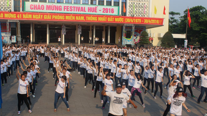 Trung tâm văn hóa thông tin tỉnh chật kín các bạn trẻ với những điệu nhảy sôi động.