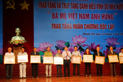 Trao tặng và truy tặng danh hiệu Bà mẹ VNAH; trao Huân chương Độc lập. ẢNH: H.T