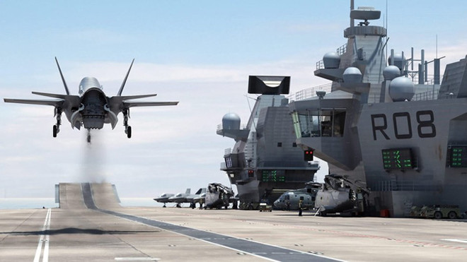 Một máy bay chiến đấu F-35 của Mỹ hạ cánh xuống tàu sân bay. (Ảnh: US Defense)