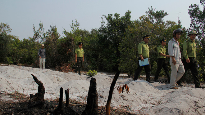 Cây cối bị chặt phá, thiêu rụi đẩ lấy đất làm mộ giả trên đồi Trung Sơn (xã Hòa Liên, huyện Hòa Vang, TP Đà Nẵng) chờ trục lợi từ dự án khu du lịch tâm linh. 