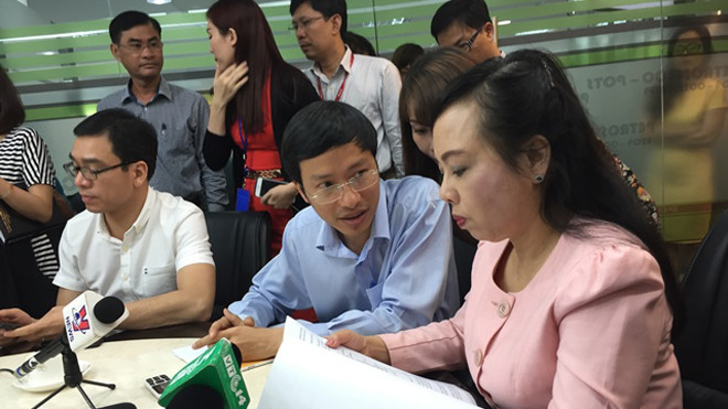 Bộ trưởng Y tế Nguyễn Thị Kim Tiến thị sát tình hình phòng chống dịch tại nơi làm việc của nữ bệnh nhân đầu tiên có kết quả dương tính với vi rút Zika tại TPHCM. Ảnh: Quốc Ngọc