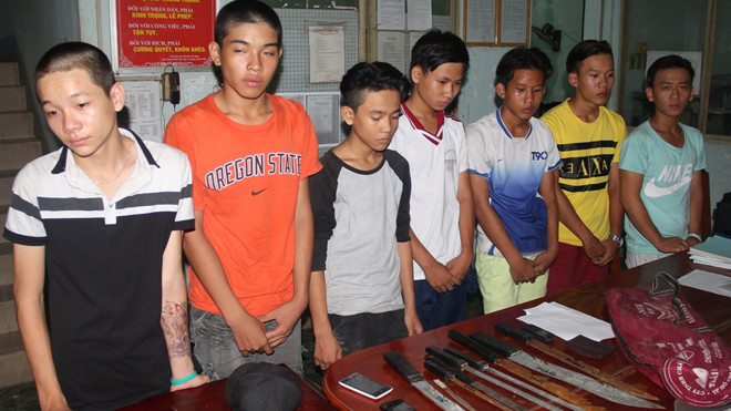 7 đối tượng thuê taxi đi chém người nhưng chưa kịp ra tay thì bị công an bắt giữ