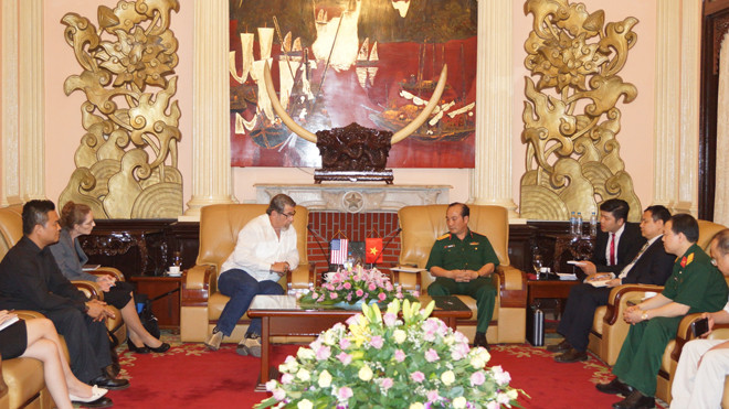 Ông Edward F.Lewis và đại diện Bộ Quốc phòng Việt Nam trao đổi các thông tin tại buổi trao trả kỷ vật chiến trường 