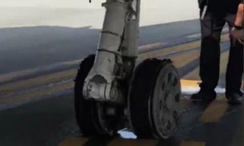 Hai lốp máy bay bị nổ ngay sau khi cất cánh. Ảnh: Twitter.
