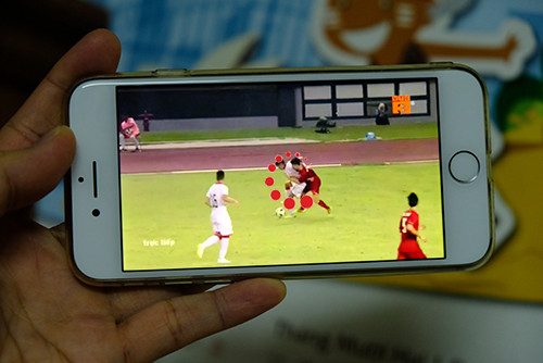 Một người dùng xem Asiad trên di động.