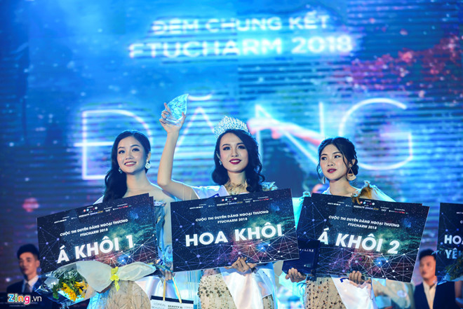 Huỳnh Phạm Thủy Tiên đăng quang ngôi vị Hoa khôi ĐH Ngoại thương năm 2018 Ảnh: Tùng Tin.