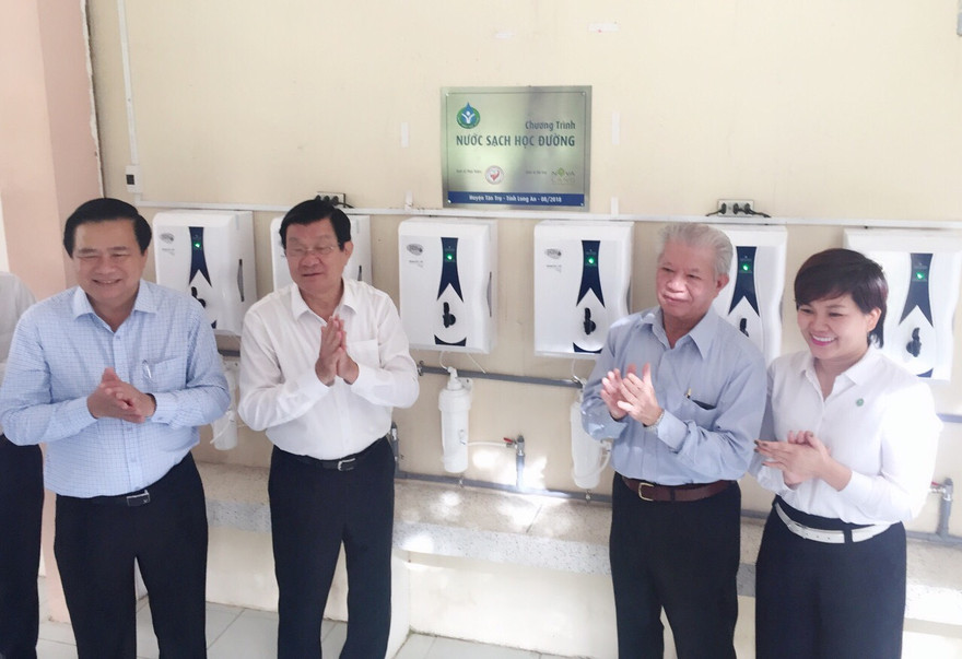 Nguyên Chủ tịch nước Trương Tấn Sang cùng đại diện Lãnh đạo địa phương Hội Bảo trợ Bệnh nhân nghèo TP.HCM và Tập đoàn Novaland vui mừng trao tặng máy lọc nước đến 27 trường