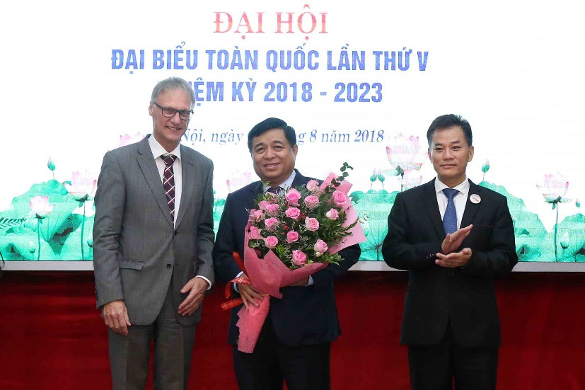 Phó Chủ tịch phụ trách Liên hiệp các tổ chức hữu nghị Việt Nam Đôn Tuấn Phong và Đại biện Lâm thời Đại sứ quán Đức tại Việt Nam Wolfgang Maning chúc mừng Bộ trưởng Nguyễn Chí Dũng. Ảnh Mpi.gov.vn