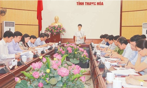 Đồng chí Nguyễn Đình Xứng, Phó Bí thư Tỉnh ủy, Chủ tịch UBND tỉnh phát biểu tại hội nghị.