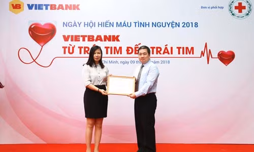 Bà Trần Thị Thắm - Phó Giám đốc Trung tâm hiến máu nhân đạo TP. HCM trao thư cảm ơn cho Ngân hàng Vietbank