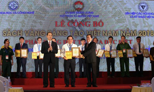 Chủ tịch nước Trần Đại Quang và Chủ tịch Ủy ban Trung ương Mặt trận Tổ quốc Việt Nam Trần Thanh Mẫn trao Giấy chứng nhận và Sách vàng cho đại diện nhóm tác giả PVEP