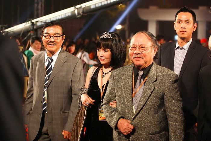 NSND Đoàn Dũng (ngoài cùng)