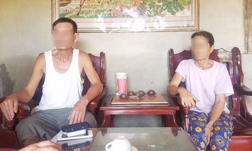 Vợ chồng ông G - bố mẹ của bác sĩ Th hoang mang, lo lắng trước thông tin nhiều người cùng xã nhiễm HIV là do khám chữa bệnh tại nhà bác sĩ Th.