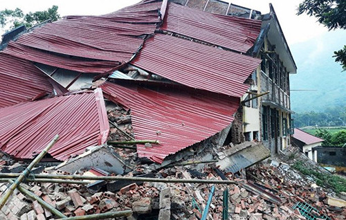 Một phần căn nhà hai tầng ở trường Tiểu học Phú Nghiêm đổ sập. Ảnh: Lam Sơn.