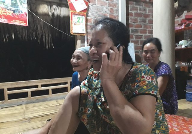 Mẹ thủ thành Bùi Tiến Dũng gọi điện thoại cho chồng báo thành tích của con trai và đồng đội