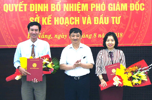 Ông Đặng Việt Dũng (đứng giữa) trao hoa và quyết định cho tân Phó giám đốc Sở. Ảnh: N.Đ.