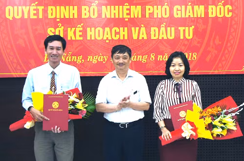 Ông Đặng Việt Dũng (đứng giữa) trao hoa và quyết định cho tân Phó giám đốc Sở. Ảnh: N.Đ.