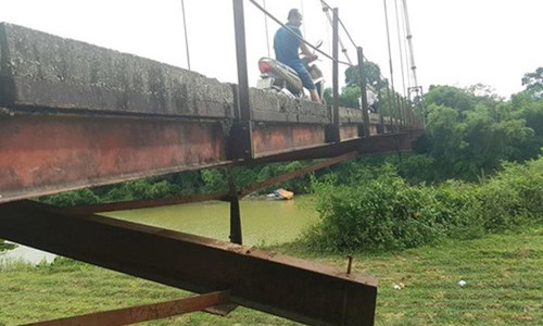 Thót tim đi qua cây cầu 'chờ sập