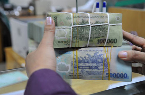 Khách hàng giao dịch tại một ngân hàng thương mại. Ảnh: PV.