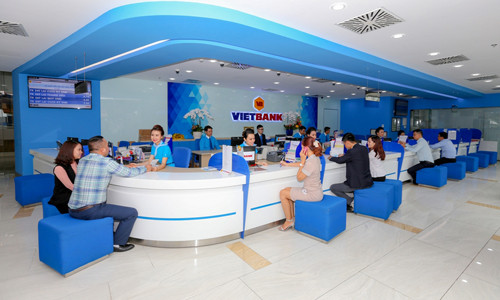 Khách hàng giao dịch tại Vietbank