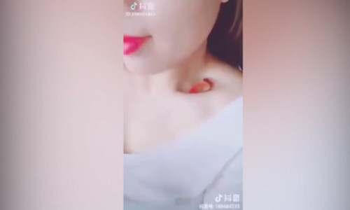 Rộ trào lưu thả cá vào xương quai xanh để đọ dáng chuẩn