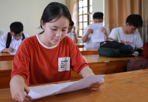 Thí sinh Nghệ An làm thủ tục dự thi THPT quốc gia chiều 24/7. Ảnh: Nguyễn Hải. 