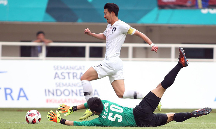 Son Heung-min trong pha bứt tốc qua Tiến Dũng, tạt bóng vào nhưng các đồng đội không thể ghi bàn ở trận đấu chiều 29/8. Ảnh: Lâm Thỏa.