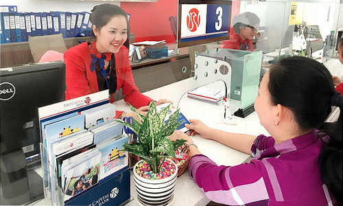 Doanh nghiệp mong muốn mặt bằng lãi suất từ nay đến cuối năm tiếp tục ổn định. Trong ảnh: Khách hàng đang giao dịch tại một ngân hàng. Ảnh: TL