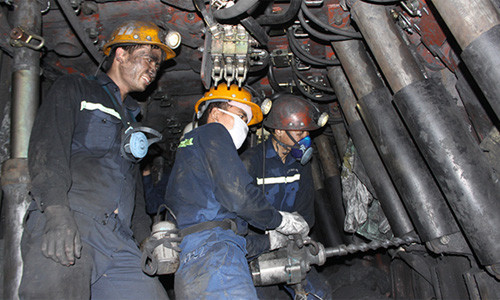 Thi đua lao động ở Công ty than Vàng Danh. Ảnh: CTV