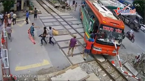 Vụ xe khách bị barie đường sắt xuyên thủng: Lời kể của nhân chứng