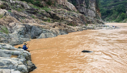 Thợ câu cá lăng luôn chọn ở những nơi nước chảy xiết để câu cá.