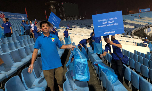 Với mong muốn làm sạch khán đài, giữ gìn vệ sinh và bảo vệ môi trường, thành niên VNPT, nhà tài trợ chính giải đấu đã bắt tay vào dọn dẹp vệ sinh và kêu gọi các cổ động viên cùng thực hiện