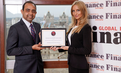 Ông Atul Dixit, Tổng giám đốc Prudential Finance, nhận Giải thưởng Công ty Tài chính tốt nhất về Dịch vụ Khách hàng tại Việt Nam năm 2018 từ đại diện của Global Banking & Finance Review. Ảnh: Song Toàn