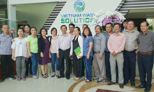 Đoàn bác sĩ chụp hình cùng lãnh đạo VWS