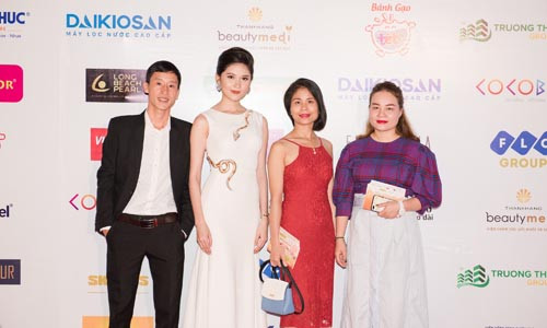 Chị Cao Thùy (Áo tím ngoài cùng từ phải qua) – đại điện Nhãn hàng Viên uống tăng chiều cao & phát triển trí tuệ Vipteen – Công ty CP Dược phẩm Vinh có mặt tại đêm chung khảo Phía Bắc Hoa hậu Việt Nam vừa qua.