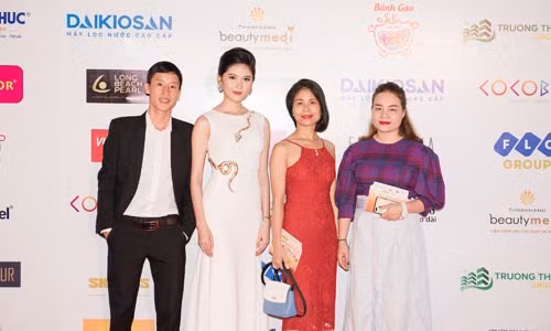 Chị Cao Thùy (Áo tím ngoài cùng từ phải qua) – đại điện Nhãn hàng Viên uống tăng chiều cao & phát triển trí tuệ Vipteen – Công ty CP Dược phẩm Vinh có mặt tại đêm chung khảo Phía Bắc Hoa hậu Việt Nam vừa qua.