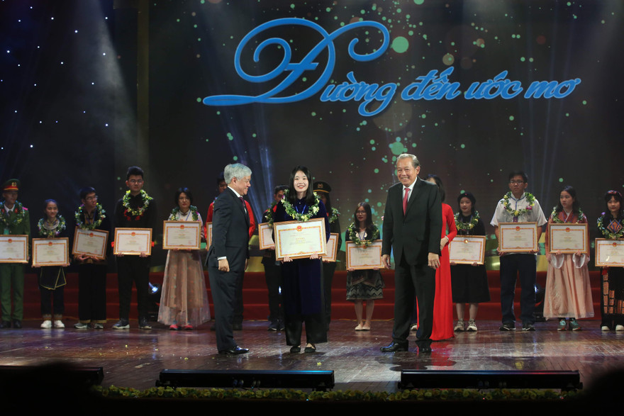 Ba cô gái người dân tộc thiểu số có thành tích học tập 'khủng' nhất