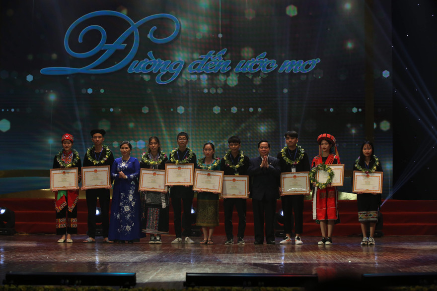 Những chàng trai cô gái dân tộc thiểu số dưới 10 ngàn người đỗ đại học