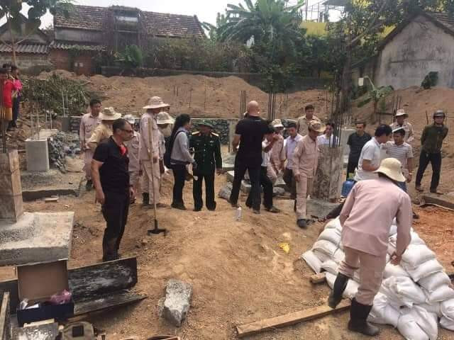 Lực lượng chức năng tiến hành xử lí quả bom.