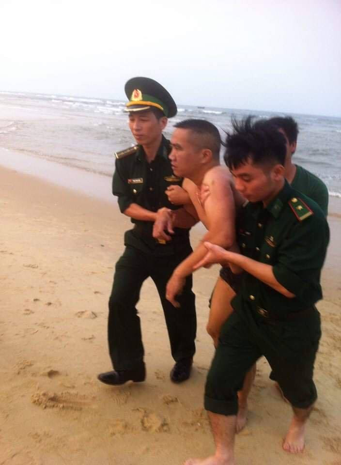 Kịp thời cứu sống hai du khách bị đuối nước trên biển Nhật Lệ