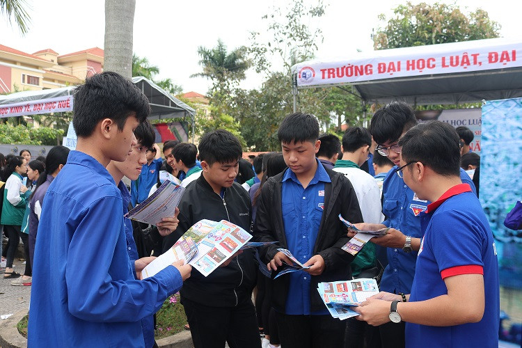Hàng ngàn học sinh tham gia chương trình tư vấn tuyển sinh, hướng nghiệp năm 2019